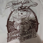 Koszulka biała – słońce, plaża, ciepłe wygazowane piwo